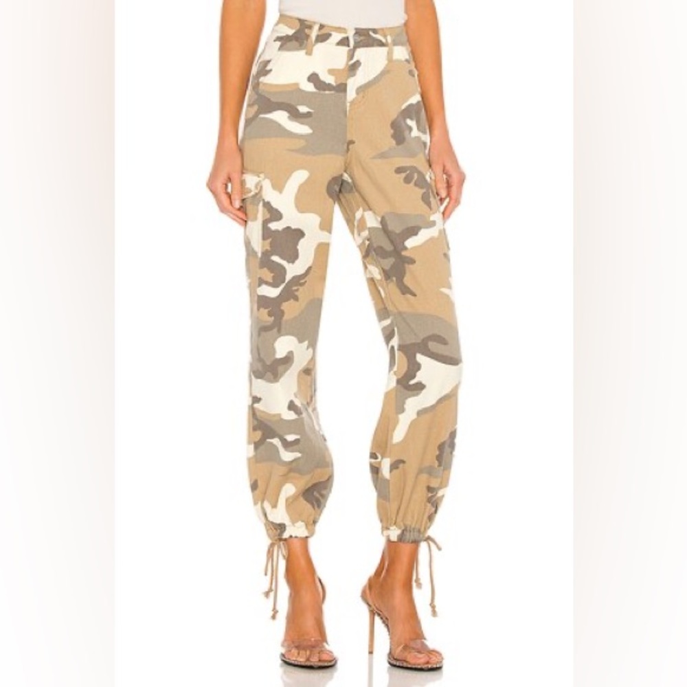 REVOLVE Superdown Kayla Camo Jogger Pant – Tan Camo (S)